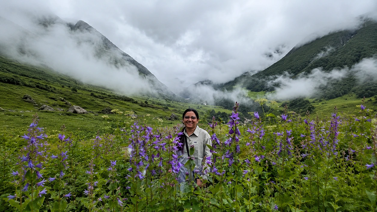 Valley of Flowers vs Hampta Pass Trek – Which Himalayan Trek Should You Choose in 2026?